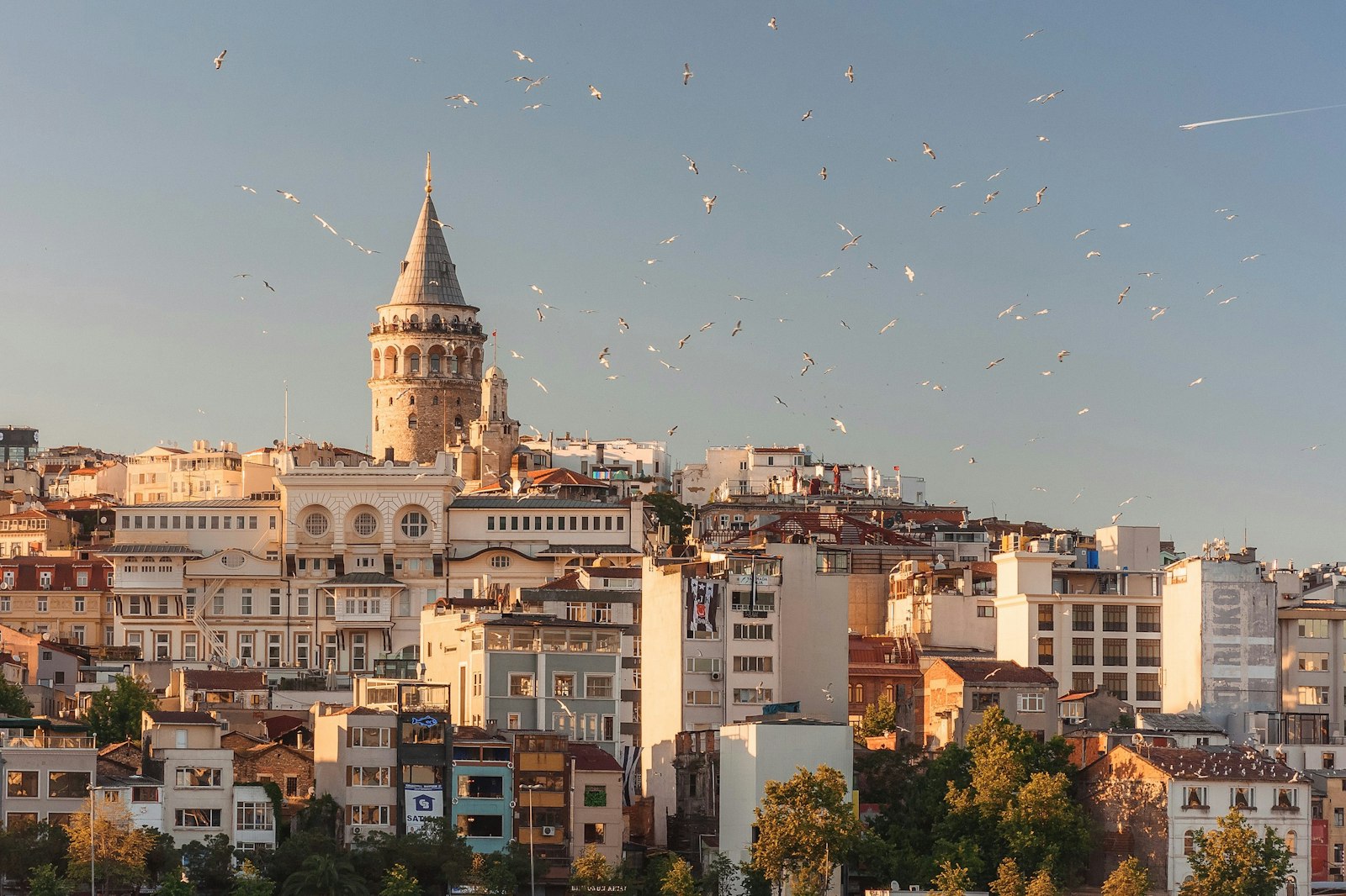 Galata Kulesi ve İstanbul silüeti — kentte konut piyasası hareketli